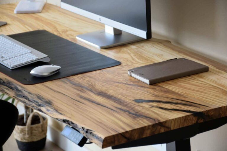 ErgoNatureWood presenta el escritorio elevable ergonómico y de madera natural maciza
