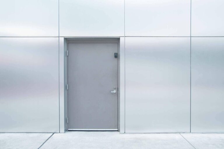 Las puertas galvanizadas son garantía de seguridad y durabilidad, por la tienda online Domuino.es